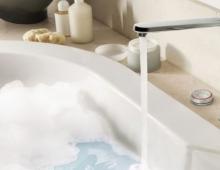 Выясняем причины протечки смесителя в ванной